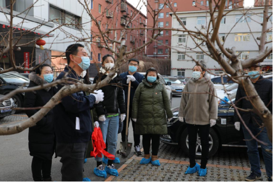 不誤好時光 植樹造林忙  ——第二黨支部開展“擁抱春天 播種綠色”義務植樹...